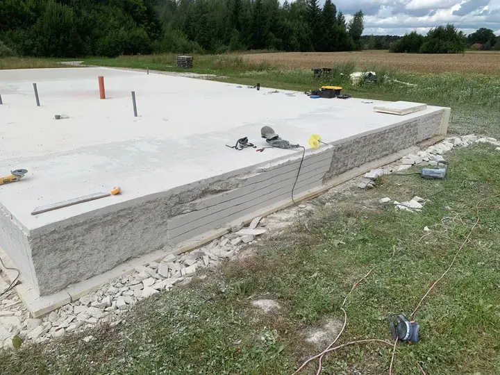 Pabeigta monolītā pamatu plātne ar inženierkomunikācijām