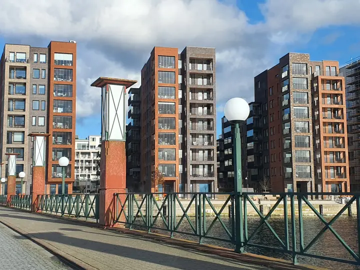 Krasta promenāde un daudzstāvu dzīvojamais kvartāls