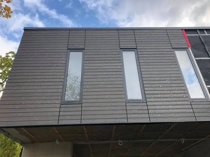 Pabeigta modernā koka dēļu ventilējamā fasāde